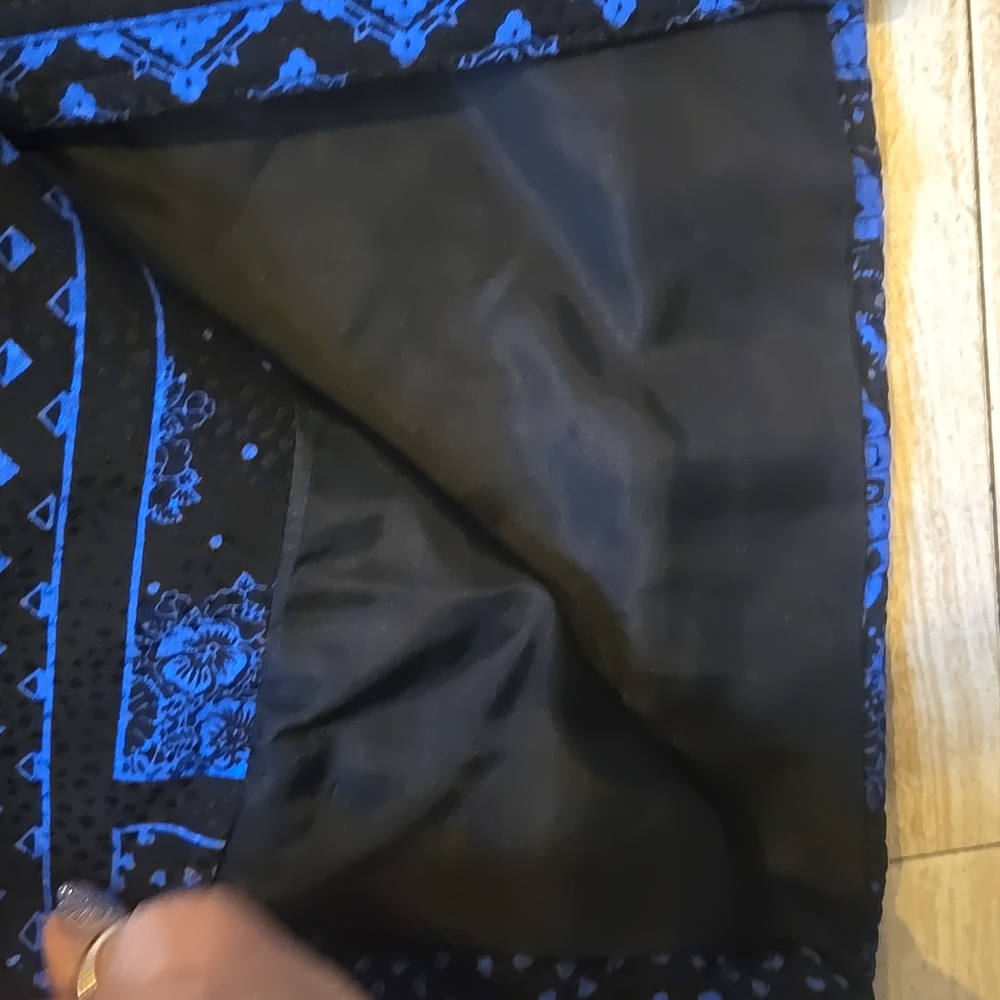CARLISLE 100% Silk Classic Black/Blue Design Print Lightly Quilted Button Jacket - Picture 5 of 10